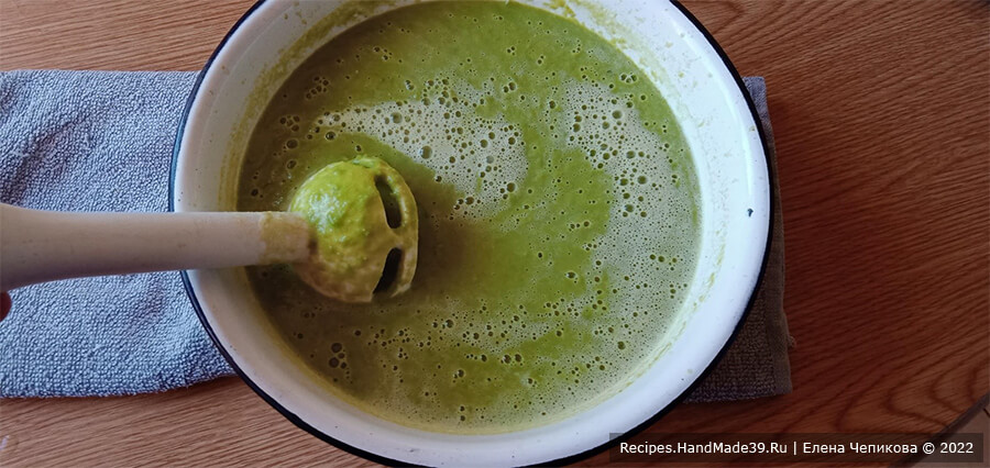 Суп с зелёным горошком и ветчиной – фото шаг 5. Суп перелить в ёмкость с высокими стенками и пюрировать блендером до однородной массы