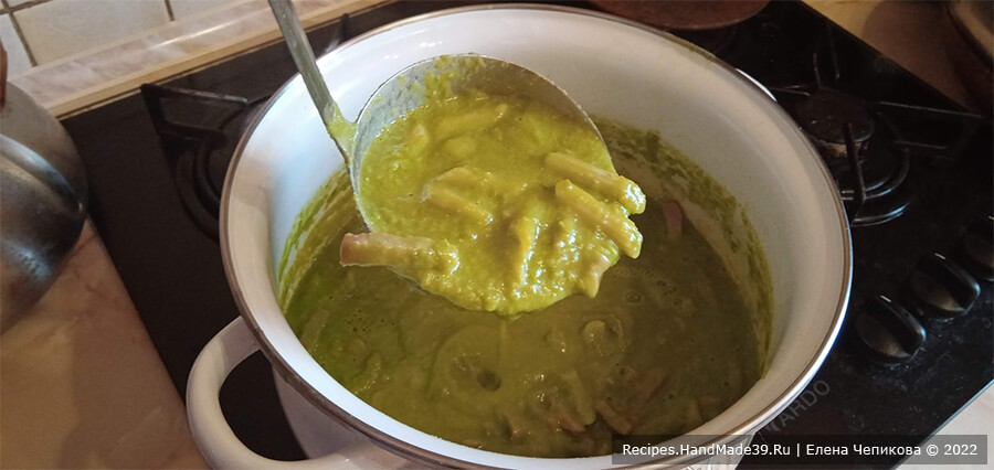 Суп с зелёным горошком и ветчиной – фото шаг 7. Залить массу гороховым супом-пюре. Добавить соль, перец по вкусу, перемешать