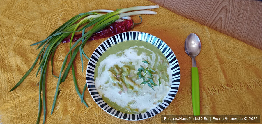 Суп с зелёным горошком и ветчиной – фото шаг 8. Разлить суп по тарелкам, добавить густые сливки. Приятного аппетита!