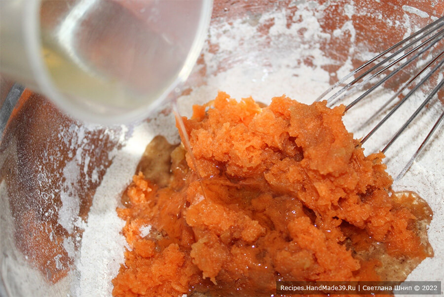 Веганский морковный пирог – фото шаг 2. Морковь очистить, натереть на мелкую тёрку. Добавить тёртую морковь и растительное масло, перемешать