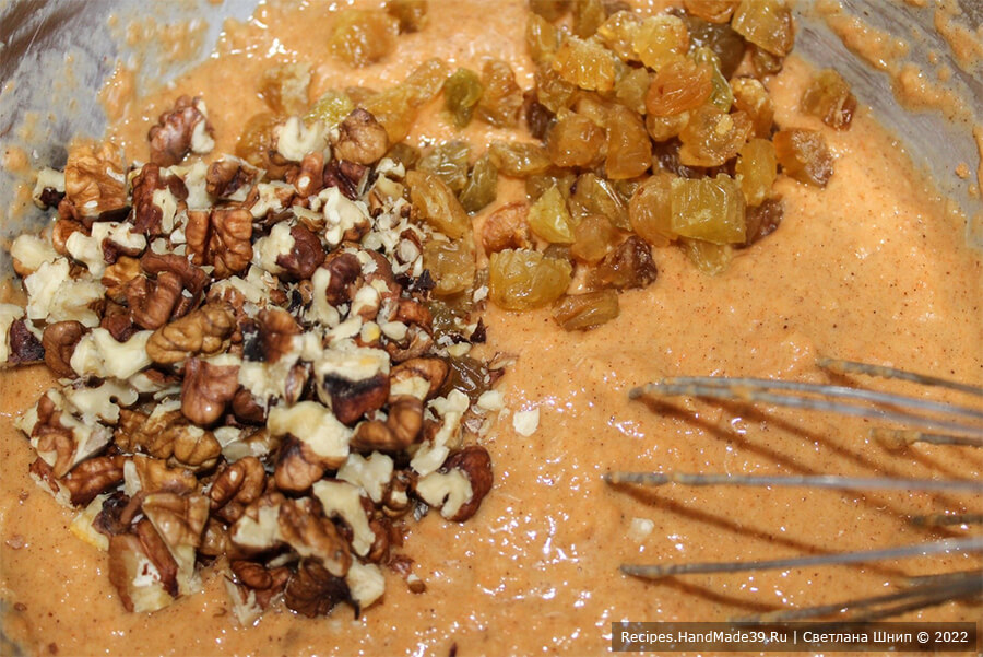 Веганский морковный пирог – фото шаг 4. Добавить изюм, крупно порубленные грецкие орехи. Перемешать до однородности