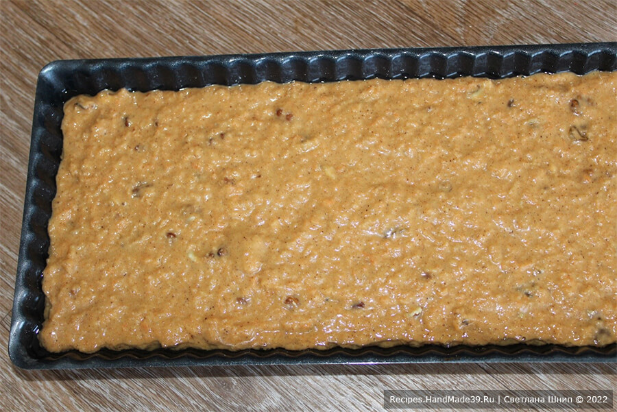 Веганский морковный пирог – фото шаг 5. Выложить тесто в форму для выпечки и выпекать около 45 минут в духовке, разогретой до температуры 160 °C