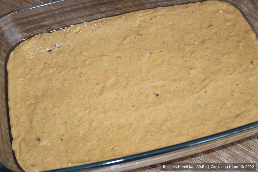 Тыквенное пирожное – фото шаг 7. Форму смазать маслом, выложить тесто