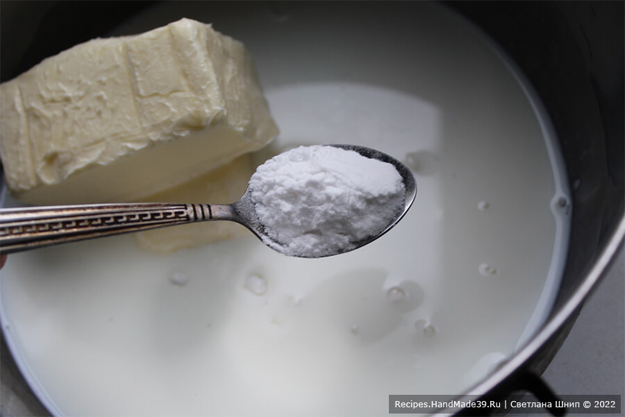 Пирог в омлетной заливке – фото шаг 1. Размягчённое сливочное масло, кефир, соль, соду соединить