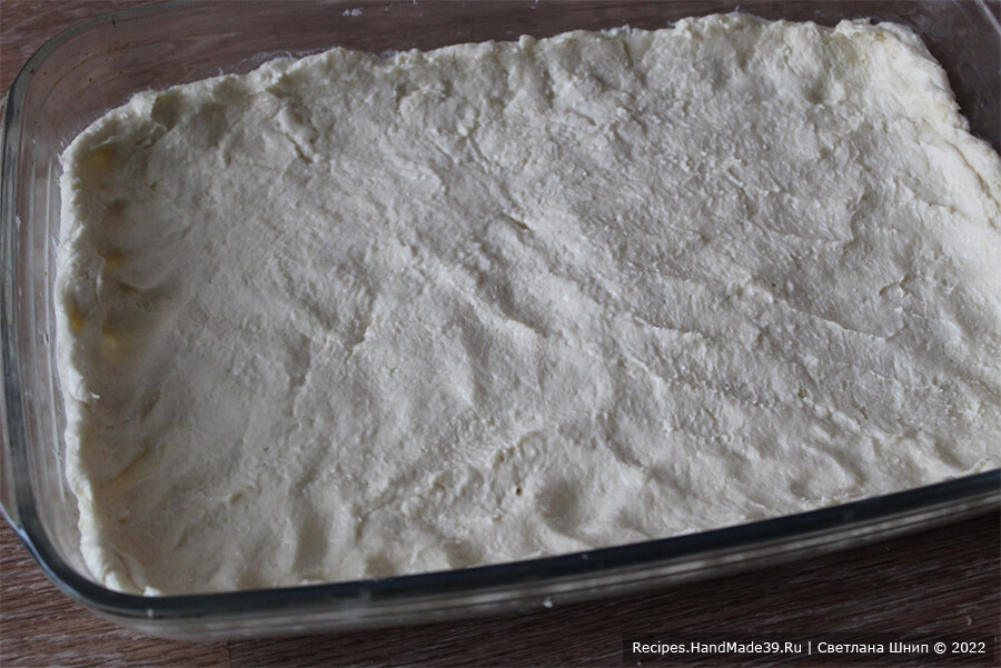 Пирог в омлетной заливке – фото шаг 3. Тесто равномерно распределить по форме для выпечки, предварительно смазанной маслом