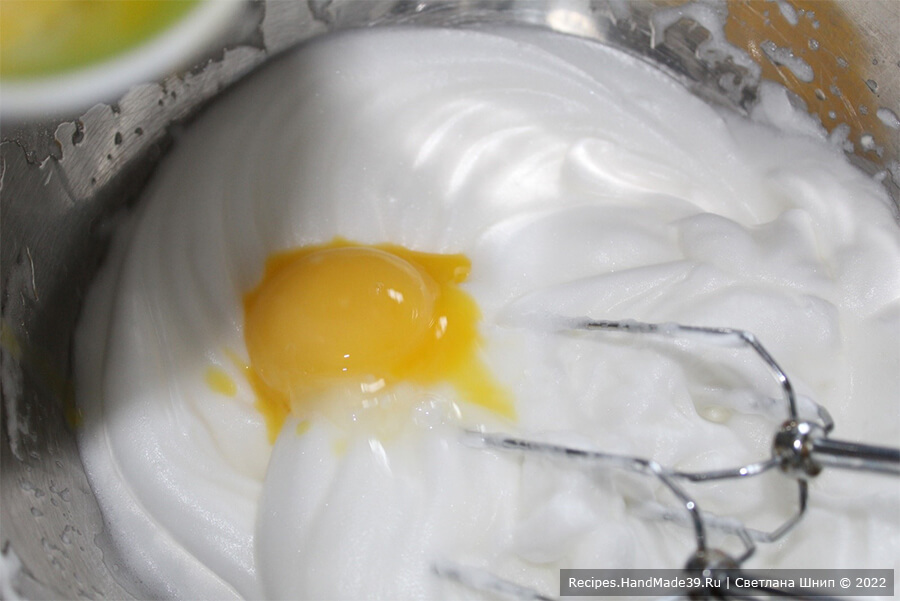 Пирог в омлетной заливке – фото шаг 8. Взбить яичные белки, по одному добавить яичные желтки