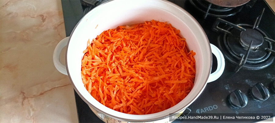 Курица в молоке с рисом – фото шаг 3. Морковь очистить, натереть на крупной тёрке, выложить на лук