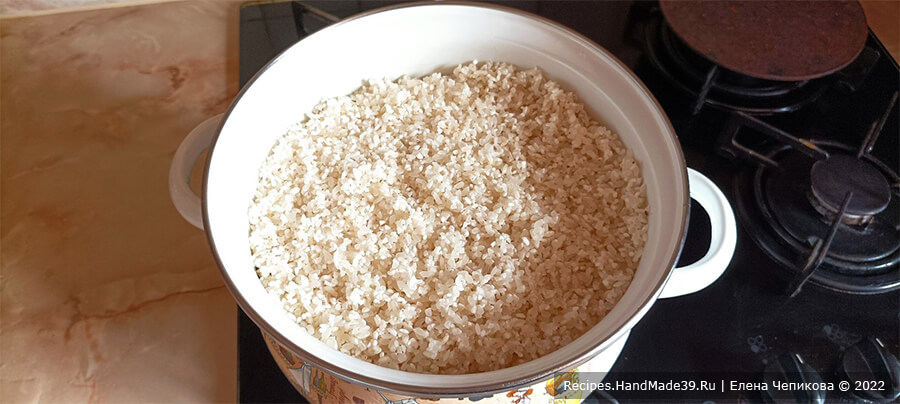 Курица в молоке с рисом – фото шаг 4. Рис промыть несколько раз в холодной воде, выложить ровным слоем на морковь