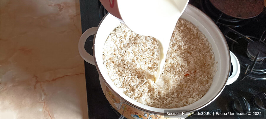 Курица в молоке с рисом – фото шаг 5. Залить всё молоком так, чтобы оно покрывало рис на 1 см