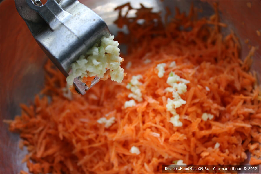 Салат порционный – фото шаг 2. Чеснок пропустить через пресс, добавить к моркови