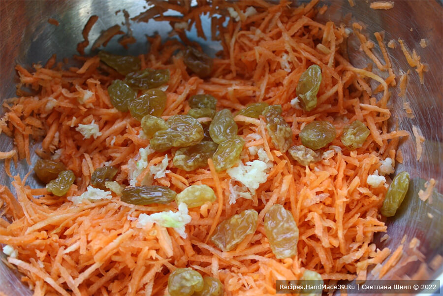 Салат порционный – фото шаг 3. Изюм распарить в кипятке, воду слить. Изюм смешать с морковью