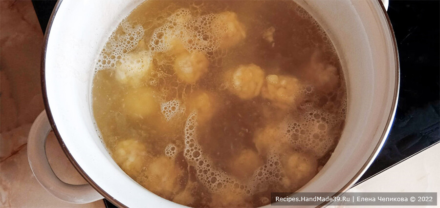 Суп с яичными клёцками – фото шаг 5. Опустить клёцки в кипящий бульон, проварить пару минут