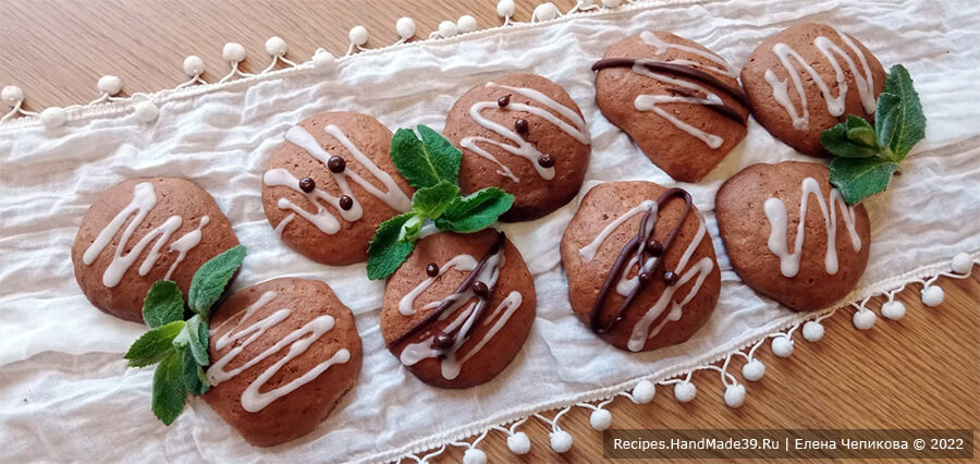 Шоколадно-творожное печенье – фото шаг 7. Глазурь нанести на остывшее печенье, дать глазури подсохнуть. Приятного аппетита!