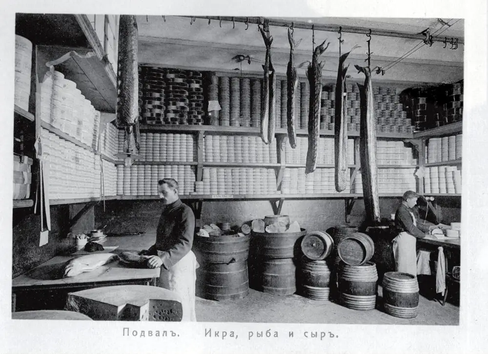 «Елисеевский» гастроном, Москва, разделка рыбы в подвальном помещении, 1913 г