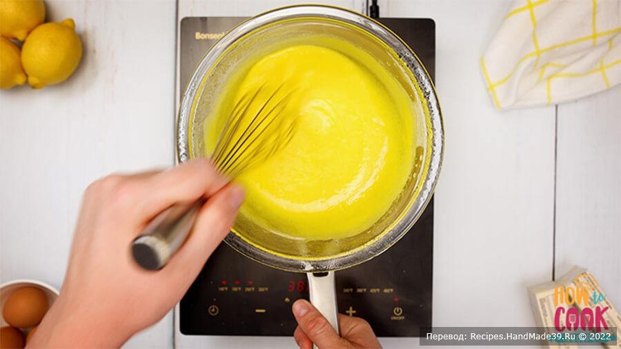 Лимонный курд – фото шаг 4. Постоянно перемешивать венчиком, пока смесь не загустеет примерно до вязкости голландского соуса или майонеза, около 10-12 минут