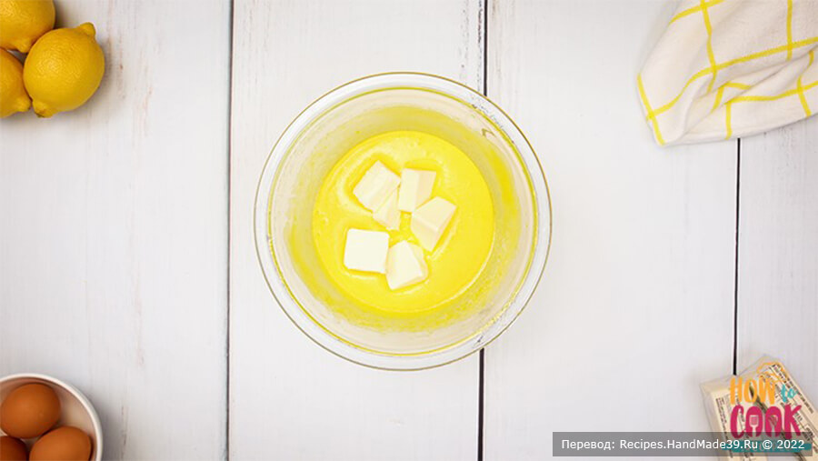 Лимонный курд – фото шаг 5. Сливочное масло комнатной температуры нарезать небольшими кусочками и вмешать в курд