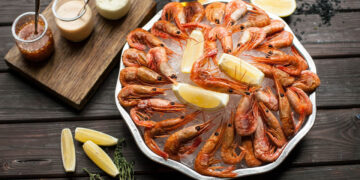 Как варить креветки – полезные советы