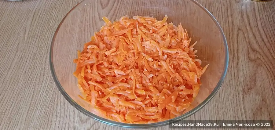 Шпротный салат – фото шаг 7. Третий слой – морковь, натёртая на крупной тёрке + шпротная заправка