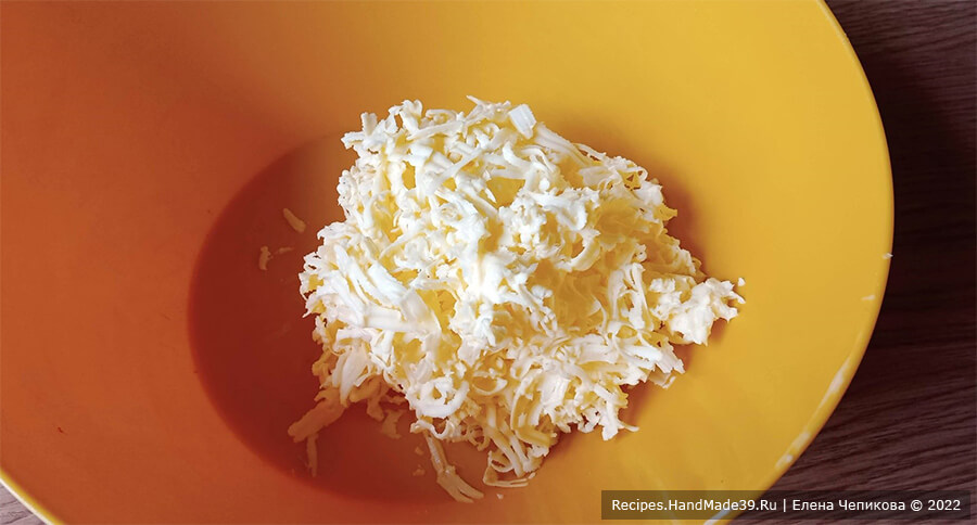 Лимонно-мятный пирог – фото шаг 1. Замороженное сливочное масло натереть на тёрке