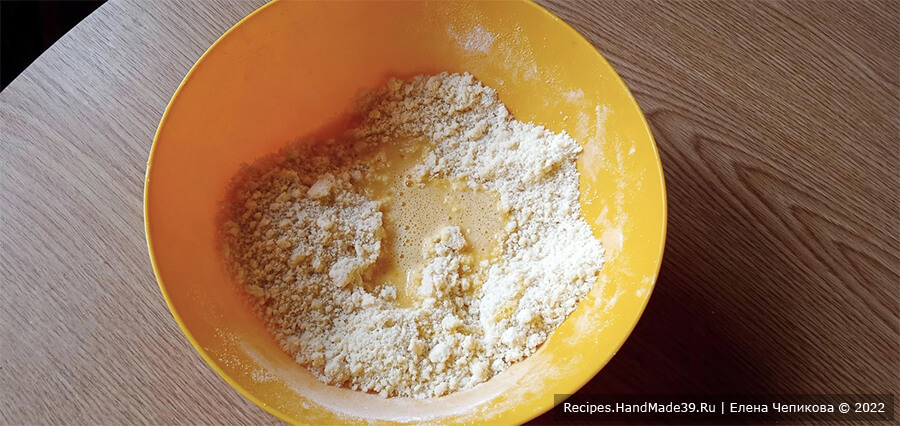 Лимонно-мятный пирог – фото шаг 3. Растереть массу в крошку. Добавить немного взбитое яйцо