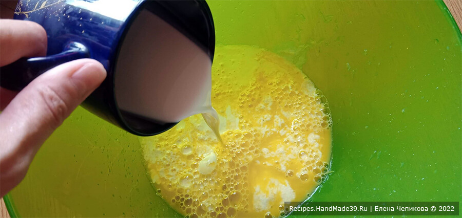Лимонно-мятный пирог – фото шаг 10. К лимонно-яичному крему добавить сливки, хорошо перемешать