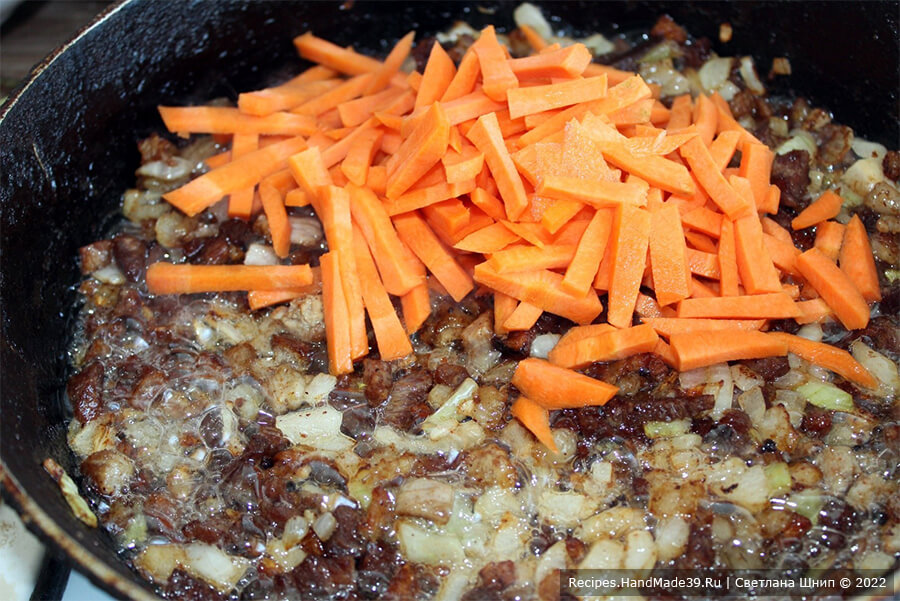 Пшённо-гречневая каша – фото шаг 3. Морковь нарезать соломкой, добавить к мясу, обжарить