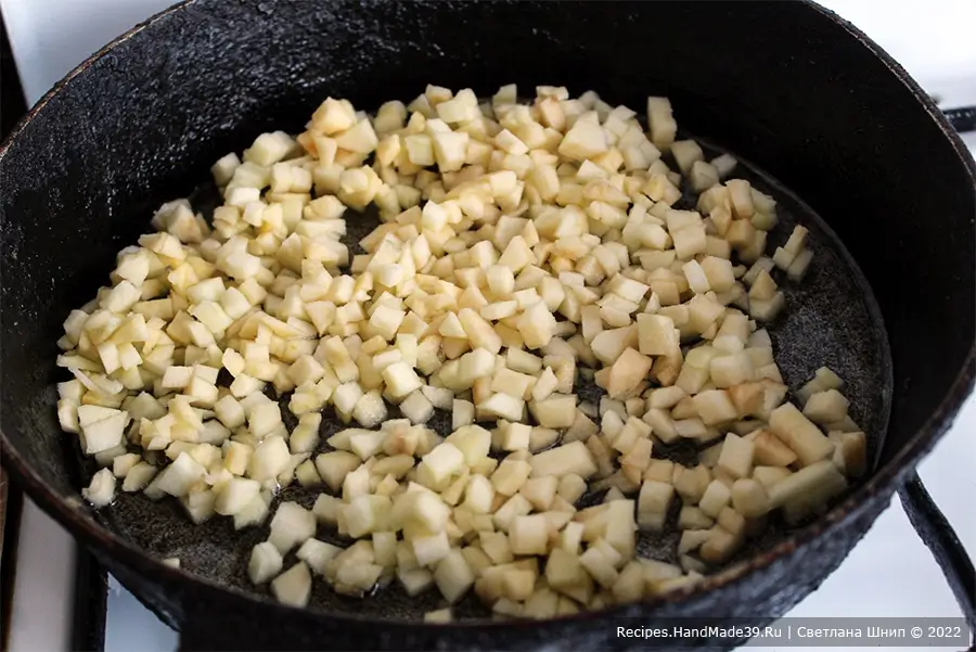 Пирожки со щавелем – фото шаг 1. Приготовление начинки. Протушить яблоки в сковороде в небольшом количестве воды до выпаривания