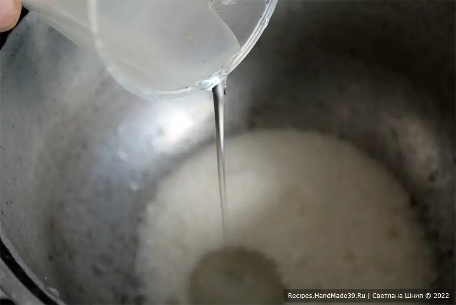 Пирожки со щавелем – фото шаг 14. Приготовление глазури. Сахар и воду соединить, довести до кипения и варить 5 минут