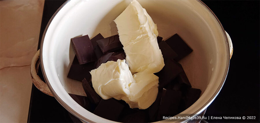 Брауни с кабачком – фото шаг 1. Шоколад поломать кусочками, выложить в сотейник. Добавить сливочное масло, нарезанное кубиками