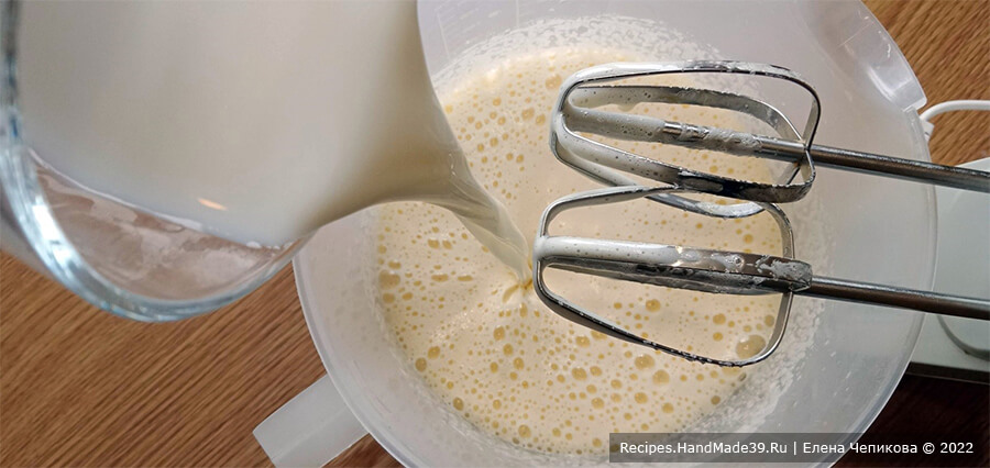 Брауни с кабачком – фото шаг 3. Добавить к яично-сахарной массе молоко, взбить миксером