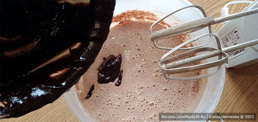 Брауни с кабачком – фото шаг 6. Влить в тесто остывшую шоколадную массу, взбить миксером