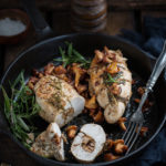 Куриные рулетики с лисичками и розмарином