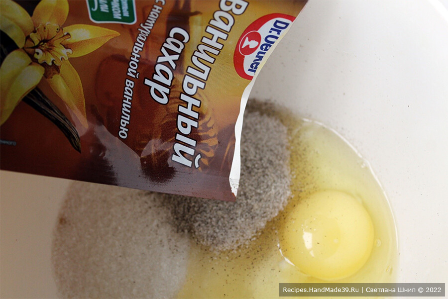 Шоколадное печенье с кунжутом – фото шаг 1. Яйца взбить с сахаром и ванильным сахаром