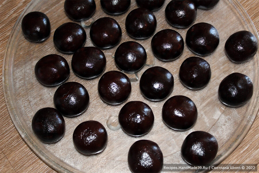 Шоколадное печенье с кунжутом – фото шаг 7. Скатать из теста шарики