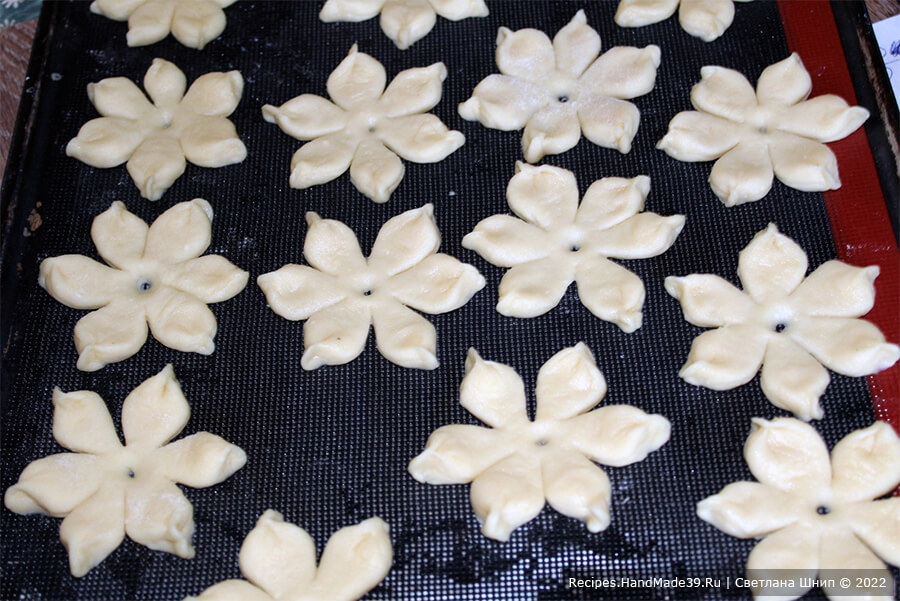 Творожное печенье «Цветочки» – фото шаг 10. В центре каждого цветочка сделать углубление