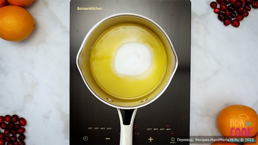 Клюквенный соус – фото шаг 2. В средней кастрюле соедините воду, сахар и апельсиновый сок, нагревайте на сильном огне, пока смесь не закипит