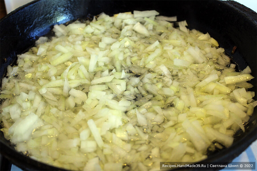 Лазанья с фаршем – фото шаг 5. Лук и чеснок слегка обжарить в сковороде на небольшом количестве растительного масла