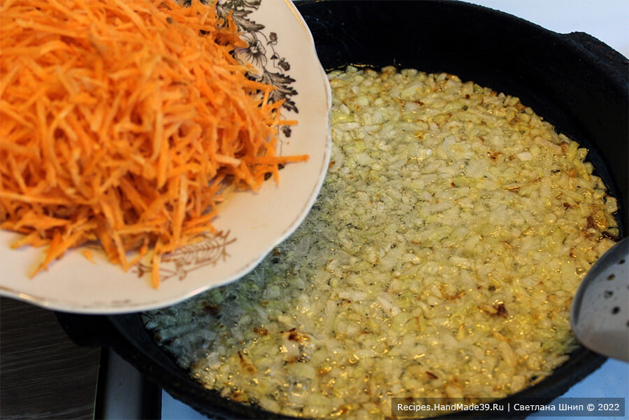 Лазанья с фаршем – фото шаг 6. Добавить к луку морковь, обжарить овощи ещё несколько минут