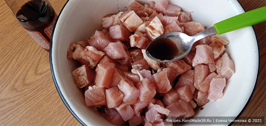 Рагу с тыквой и мясом – фото шаг 1. Мясо промыть, нарезать небольшими кубиками. Выложить в миску, залить соевым соусом, перемешать