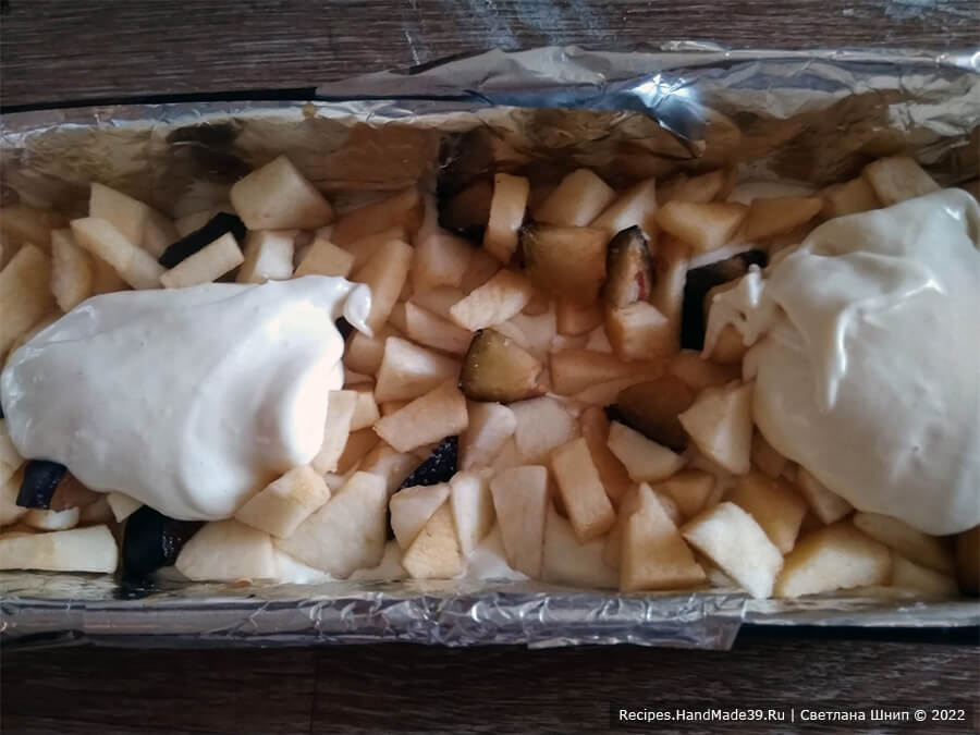 Пирог сливово-яблочный – фото шаг 9. Вылить на сливы половину теста. Сверху равномерно выложить кусочки яблок и слив