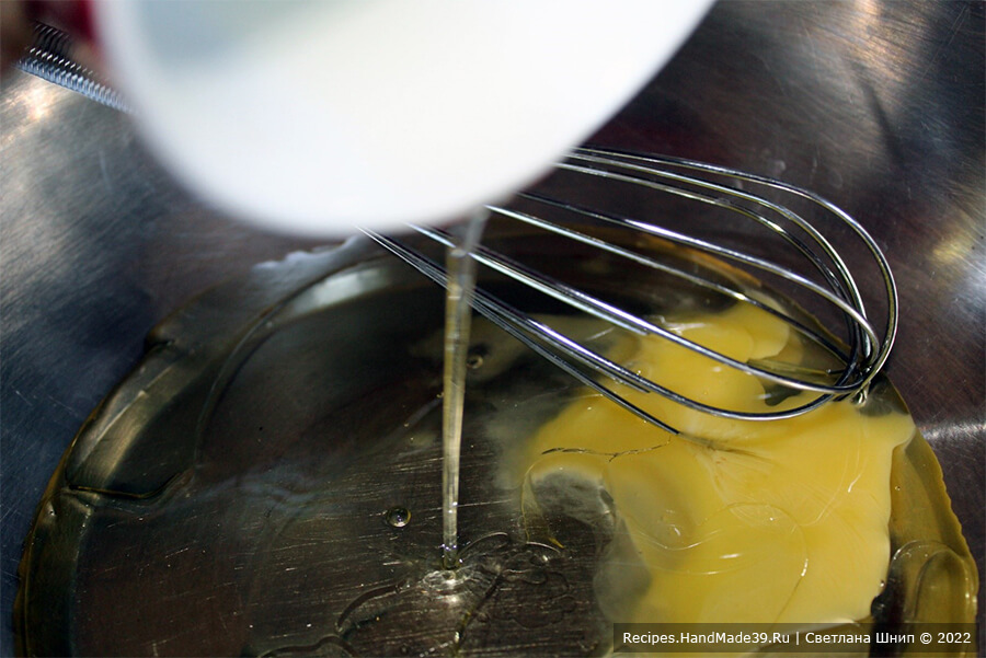 Сахарное печенье – фото шаг 1. Яйцо соединить с растительным маслом