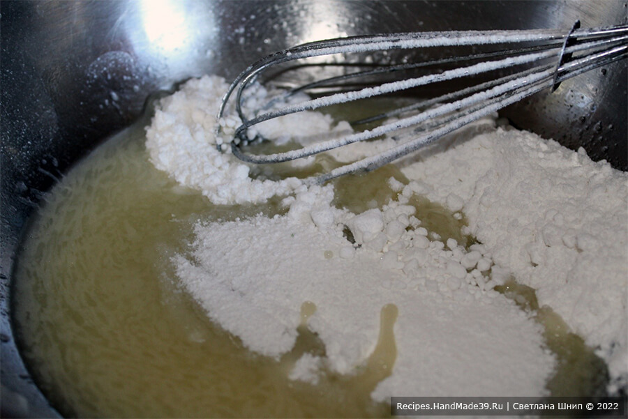 Сахарное печенье – фото шаг 2. Добавить к яичной массе сахарную пудру. Взбить