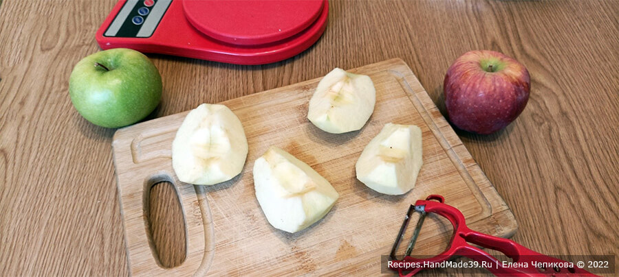 Тарт Татен – фото шаг 4. Яблоки вымыть, очистить от кожуры, разрезать на четвертинки, удалить сердцевину