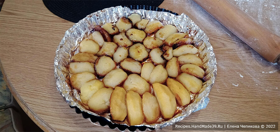 Тарт Татен – фото шаг 8. Карамелизованные яблоки выложить в форму для выпечки