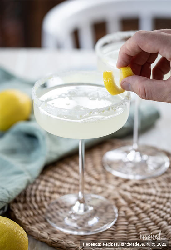 Лимонный мартини – фото шаг 5. Отцедить коктейль в подготовленный бокал для мартини. Украсить завитком лимонный цедры. Приятного аппетита!