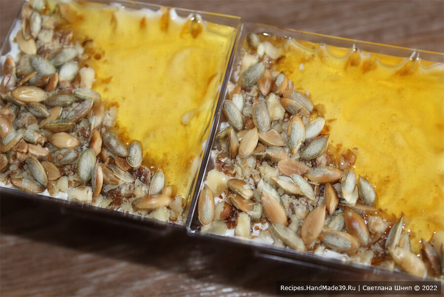 Десерт из тыквы – фото шаг 9. На верхний сметанный слой налить жидкий мёд, посыпать орешки с тыквенными семечками