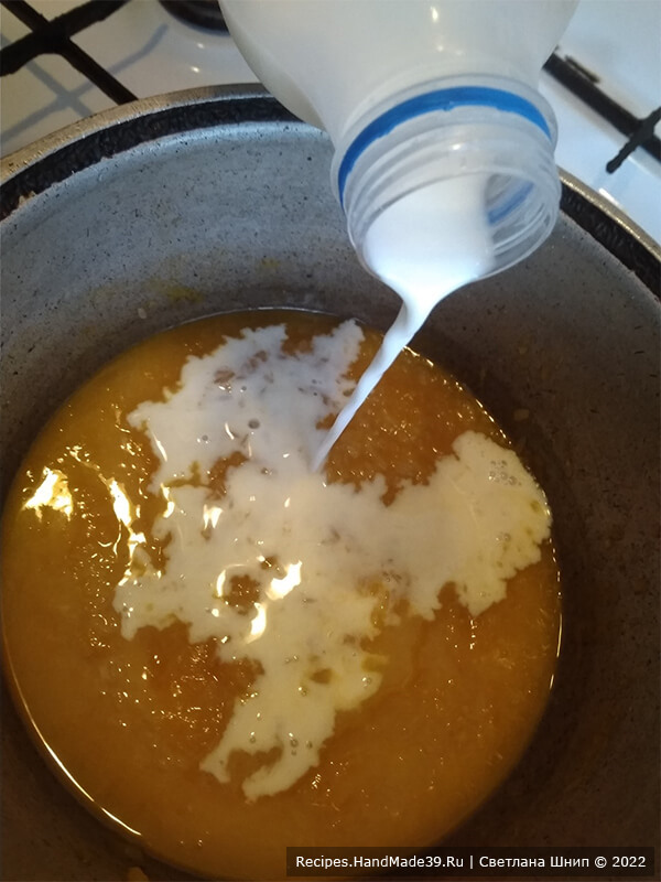 Рисовая каша с тыквой – фото шаг 6. Влить в кастрюлю 1 стакан горячего молока, добавить сахар по вкусу