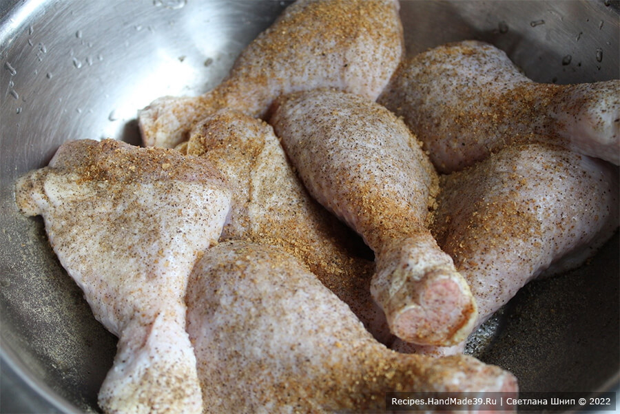Куриные ножки с картофелем в духовке – фото шаг 1. Выложить куриные ножки в глубокую ёмкость. Добавить соль, чёрный молотый перец, специи
