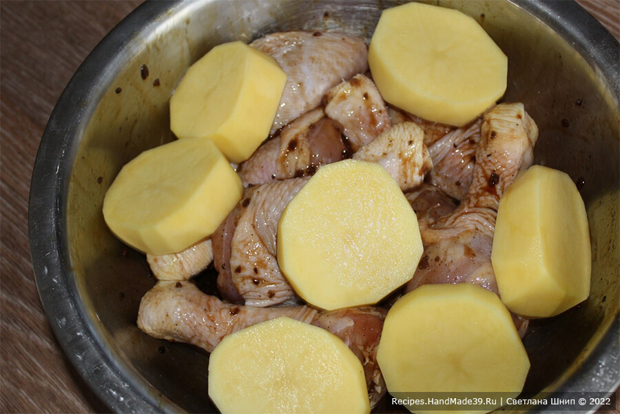 Куриные ножки с картофелем в духовке – фото шаг 4. Каждую картофелину нарезать шайбочками, положить в миску к мясу и хорошо перемешать