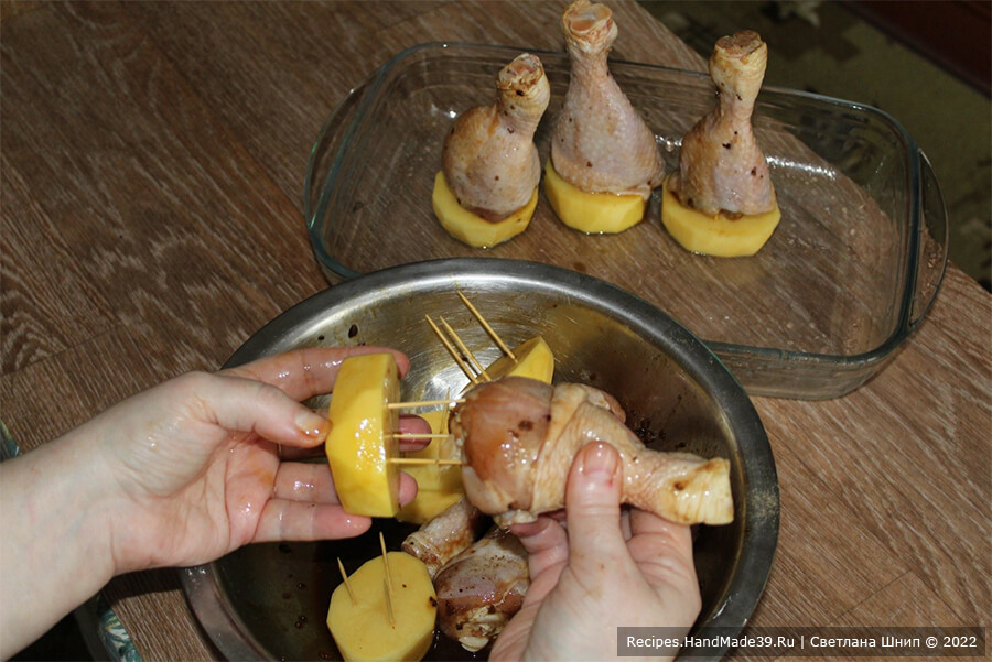 Куриные ножки с картофелем в духовке – фото шаг 5. Смазать противень. Выложить на него шайбочки из картофеля, в каждую из которых вколоть по 3 зубочистки. Насадить на них куриные ножки